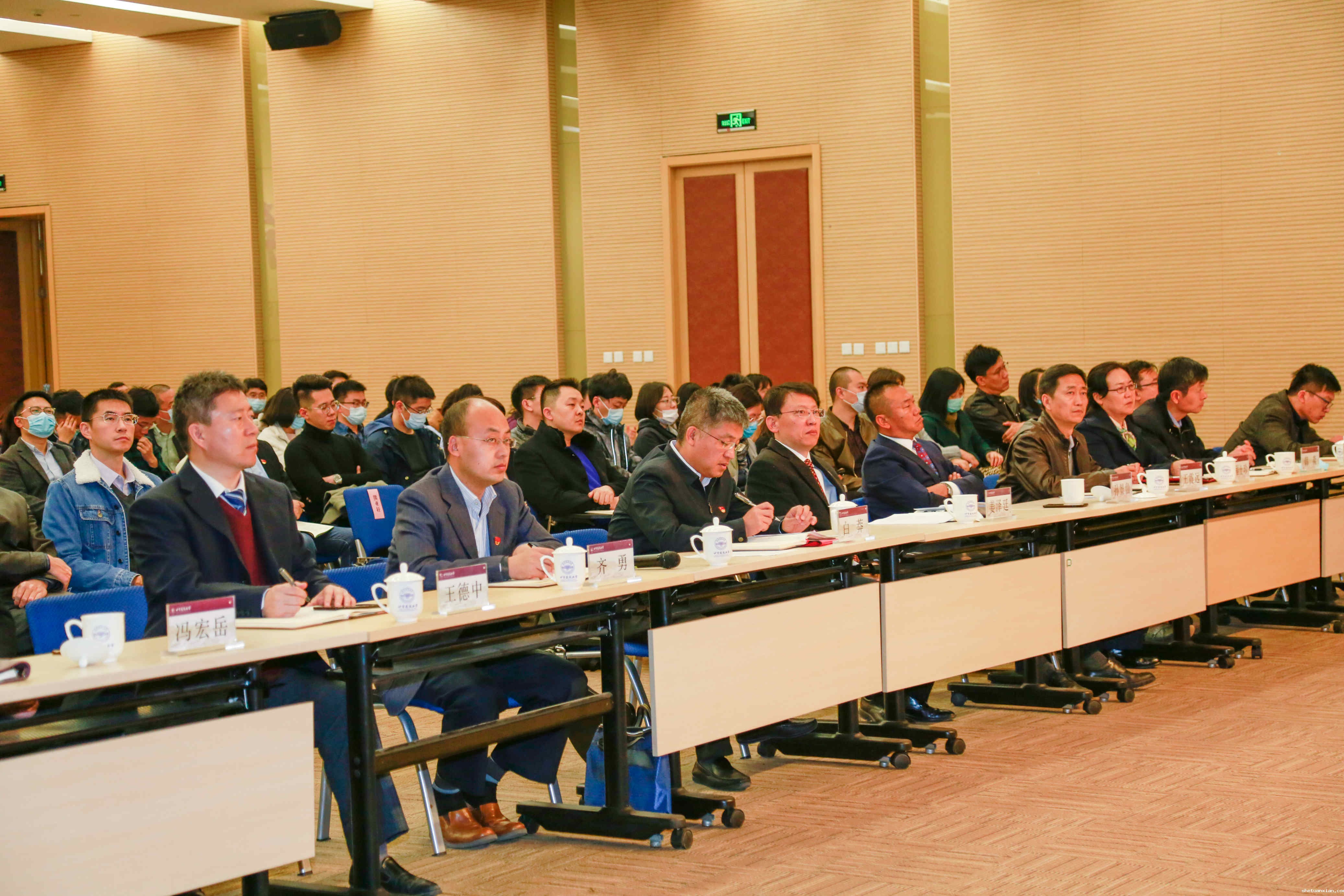 学校举办党员干部和学工教师专题培训