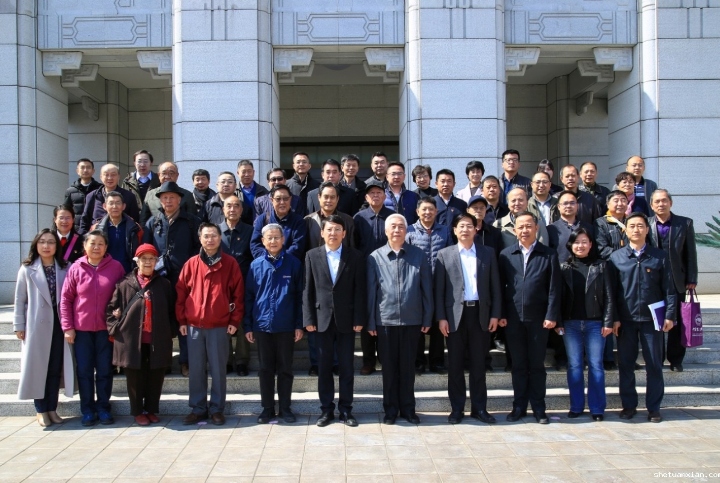 学校召开离退休老同志座谈会