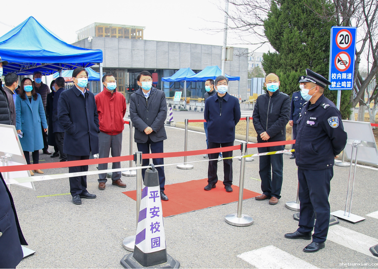 校领导检查学生返校前各项准备工作