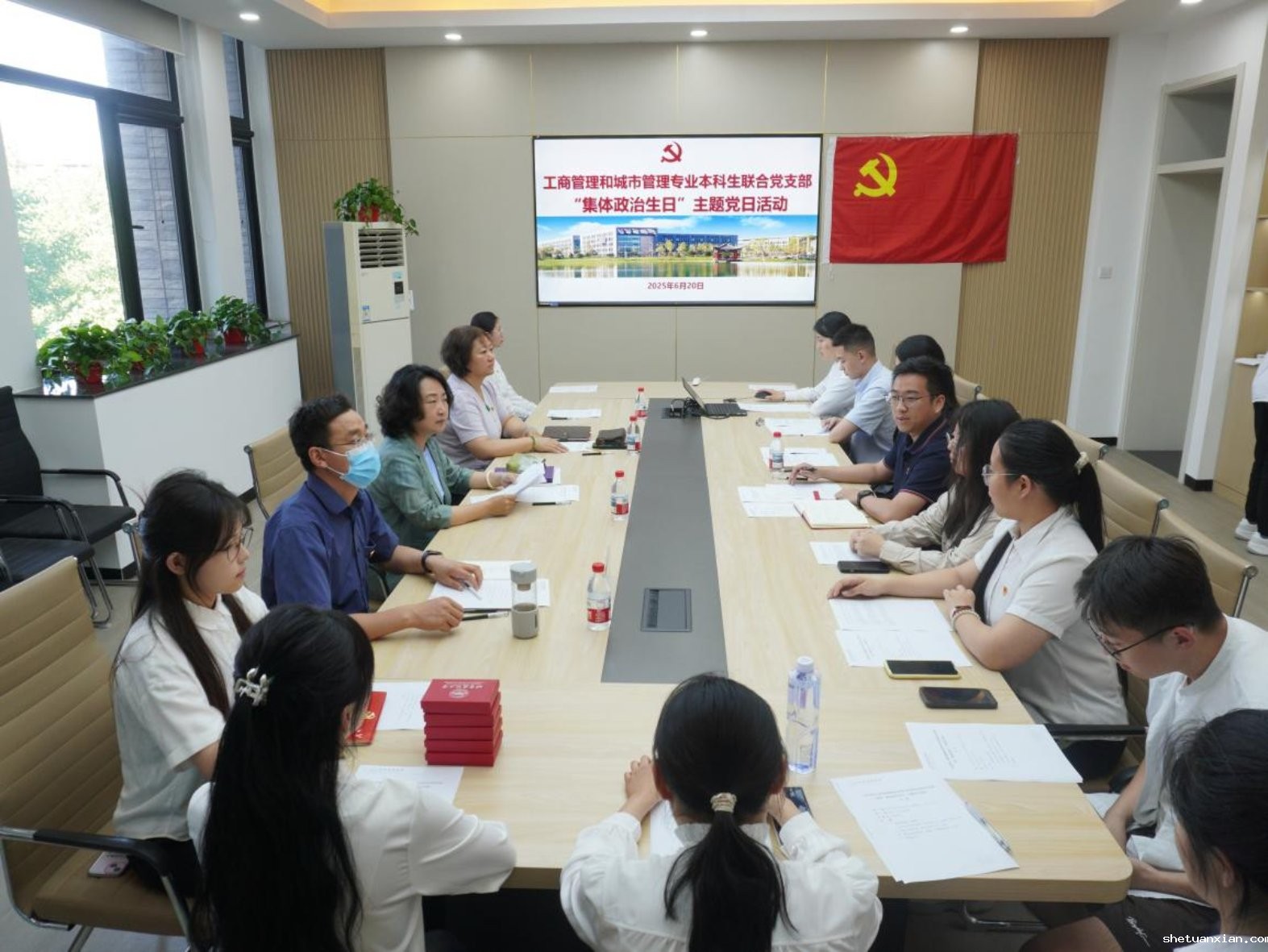 学校党委常委、副校长陈朝晖参加经管学院工商管理和城市管理本科生联合党支部主题党日活动